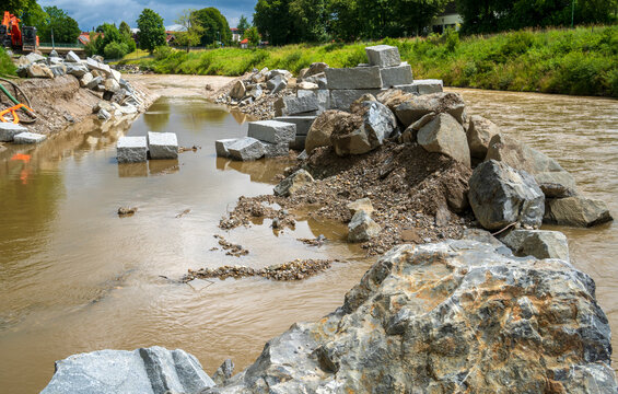 Im Sommer 2021 wird  in Weilheim/Bayern der Hochwasserschutz an der Ammer verbessert und das Gew&auml;sserbett teilrenaturiert