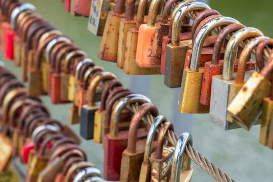 Viele Liebesschl&ouml;sser h&auml;ngen als Zeichen der ewigen Liebe an der Kettenbr&uuml;cke &uuml;ber die Regnitz in Bamberg, Franken, Bayern