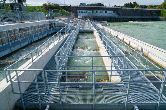 Neubau einer Fischleiter am Lech als Fischaufstiegshilfe zur Laichwanderung &uuml;ber die Staumauer des Wasserkraftwerks bei Lechbruck