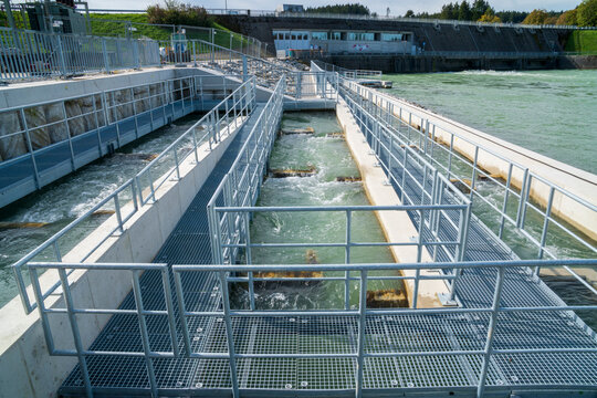 Neubau einer Fischleiter am Lech als Fischaufstiegshilfe zur Laichwanderung &uuml;ber die Staumauer des Wasserkraftwerks bei Lechbruck
