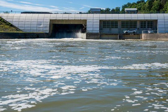 Das ausstr&ouml;mende Wasser des Lech am Wasserkraftwerk bei Kinsau, zwischen Landsberg und Schongau