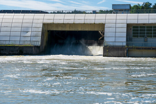 Das ausstr&ouml;mende Wasser des Lech am Wasserkraftwerk bei Kinsau, zwischen Landsberg und Schongau