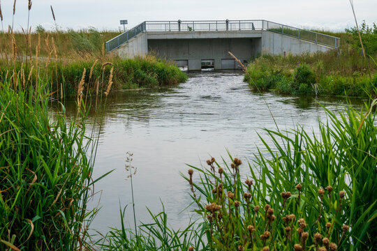 Bei Jengen im Ostallg&auml;u werden die angrenzenden Ortschaften vor dem Hochwasser der Gennach gesch&uuml;tzt. 