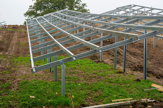 Neubau einer PV-Anlage auf der gr&uuml;nen Wiese in Oberbayern