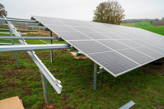 Neubau einer PV-Anlage auf der gr&uuml;nen Wiese in Oberbayern