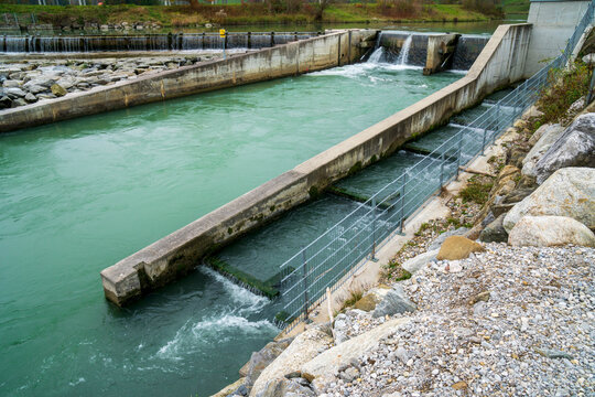 Umweltfreundliches Wasserkraftwerk an der Loisach bei Gro&szlig;weil mit Fischtreppe