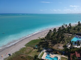 Mar turquesa de Maragogi, Alagoas, visto por drone sobre praia tropical e litoral do Nordeste em panorama costeiro © Luciano