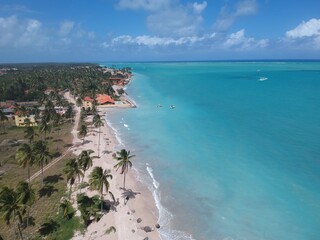 Mar turquesa de Maragogi, Alagoas, visto por drone sobre praia tropical e litoral do Nordeste em dia ensolarado © Luciano