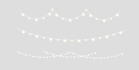斜めに配置された白いストリングライトのPNG画像。透明背景で輝くイルミネーションとガーランドの電飾。クリスマスやパーティーの装飾用背景素材