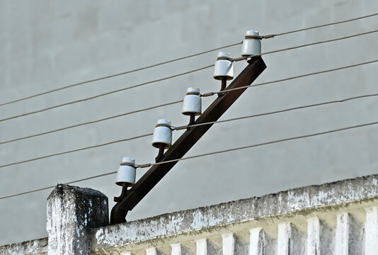 Electric fence with cable and insulators