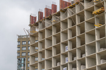 Modern building construction showcases innovative design against a cloudy sky © beholdereye