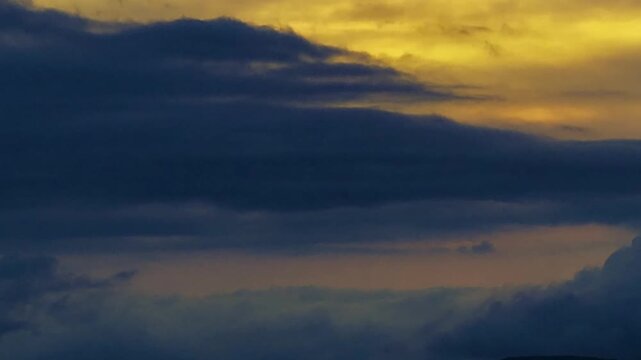 Hyperlapse, formaci&oacute;n de nubes al atardecer