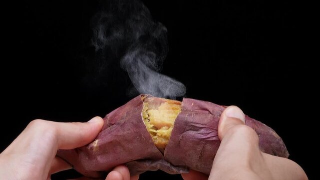 半分に割った焼き芋から湯気が立ち上る4K動画	