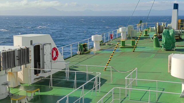 船の甲板から見た海の風景。
