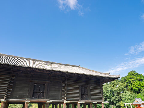 澄み渡る秋晴れの青空と奈良正倉院