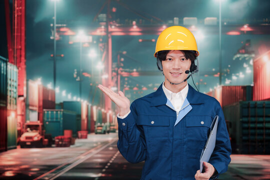 港湾で作業服を着て仕事をする男性の作業員