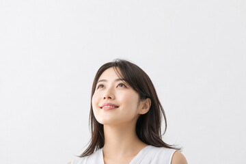 Fototapeta premium 上を向いて微笑む清潔感あふれる日本人女性 Generative AI