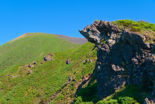 岩手県の岩手山、鬼ヶ城稜線の岩塊と岩手山
