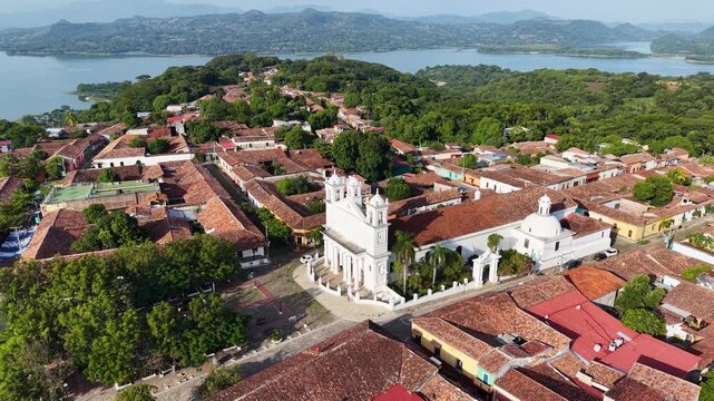El Salvador, Suchitoto y lago
