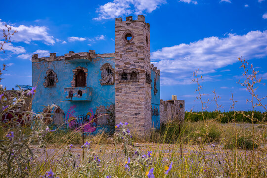 eine bunte Ruine in der Landschaft