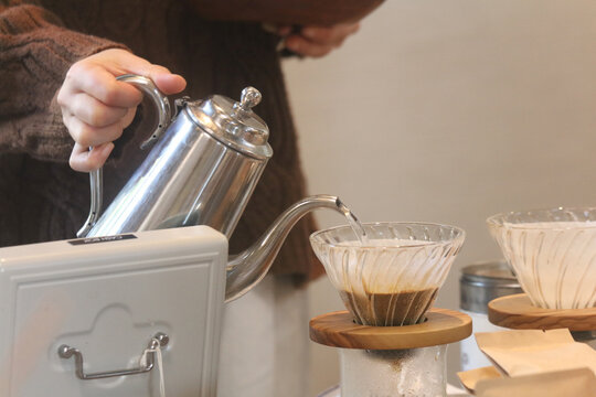 コーヒーを淹れる女性