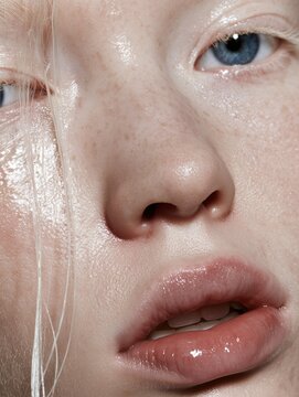水分をたっぷり含んだ肌のクローズアップ。スキンケアや美容関連の広告や記事に最適なイメージ