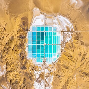 Aerobic lithium evaporation ponds in the arid desert landscape of the Turquoise Land of Siwa 