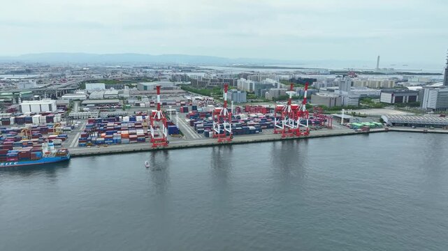 コンテナヤードの風景ドローン空撮。港湾, 物流, ロジスティクス, 産業, ドローン, 空撮, 海運