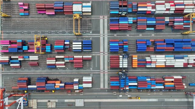 コンテナヤードの真俯瞰ドローン空撮。物流, ロジスティクス, 産業, 運送, 運輸, インフラ