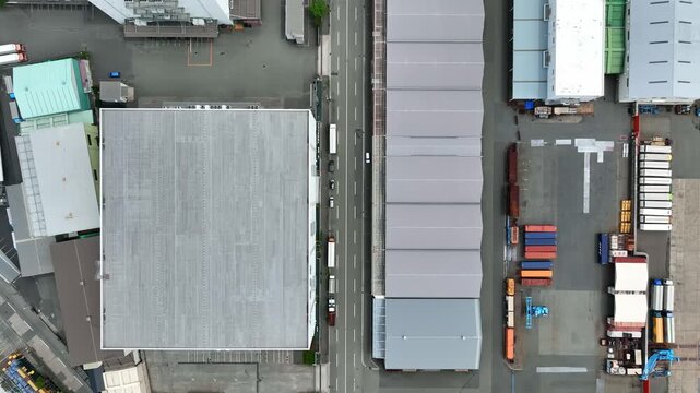 工場の風景の真俯瞰ドローン空撮。倉庫, 産業, 製造業, 交通, 物流, ロジスティクス, 道路