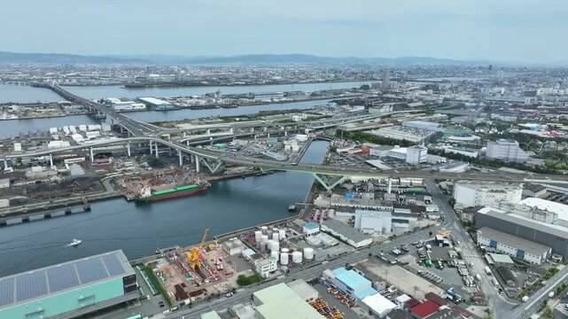 工場の風景のドローン空撮。製造業, 産業, ものづくり, 工事, エネルギー, 交通