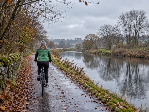 Disfrutar de un paseo en bicicleta en oto&ntilde;o junto a un r&iacute;o tranquilo