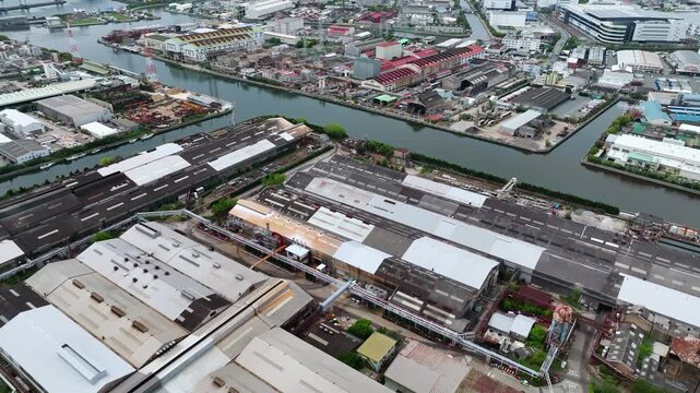 工場の風景のドローン空撮。工場, ドローン, 空撮, 産業, 社会, ものづくり, 製造業, 交通
