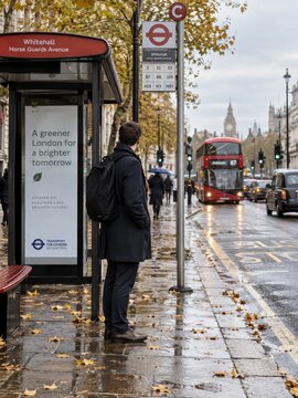 Hombre espera en parada de autob&uacute;s en Londres durante el oto&ntilde;o