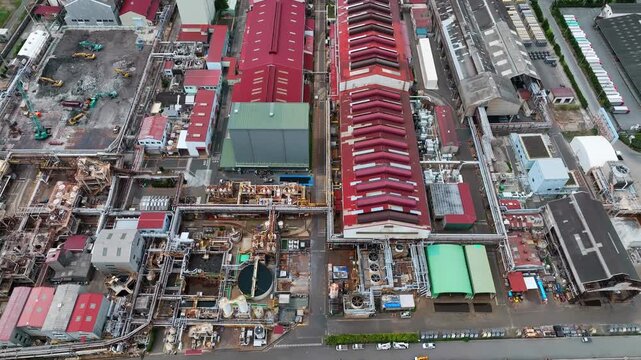 工場の風景のドローン空撮。産業, ものづくり, 工事, エネルギー, パイプライン, 製造業