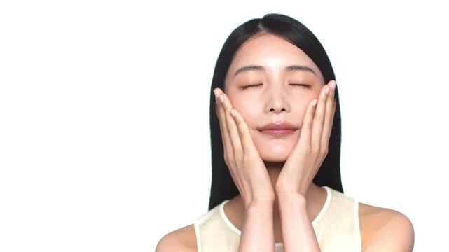 若い日本人女性のビューティーカット（グレー背景）