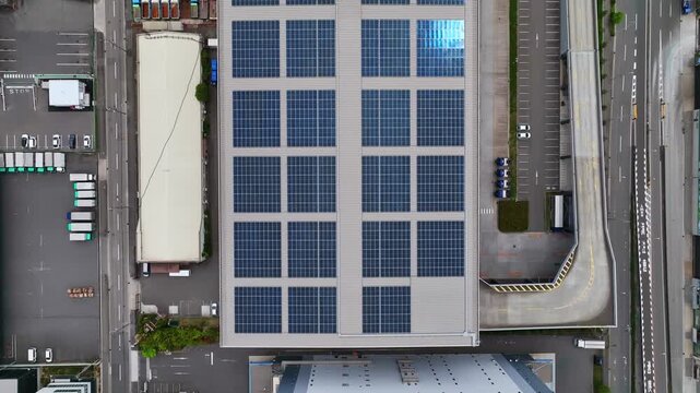 工場と道路の風景の真俯瞰ドローン空撮。倉庫, ソーラーパネル, 産業, 環境, 道路, 交通