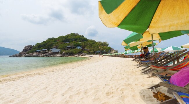 Beach with parasols, Koh Nang Yuan or Nangyuan, near Koh Tao, Gulf of Thailand, Thailand