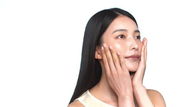 若い日本人女性のビューティーカット（グレー背景）
