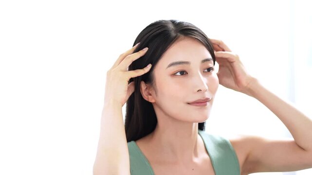 若い日本人女性のビューティーカット（グレー背景）