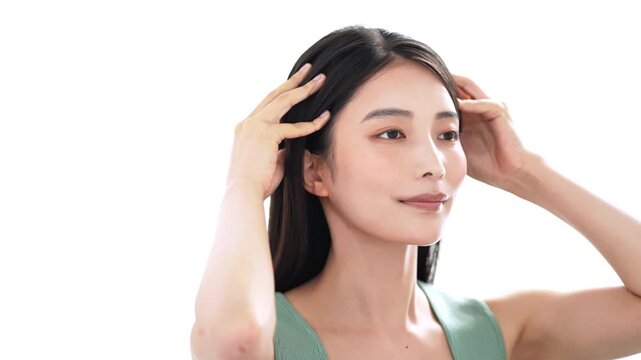 若い日本人女性のビューティーカット（グレー背景）