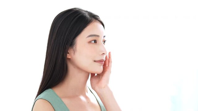 若い日本人女性のビューティーカット（グレー背景）