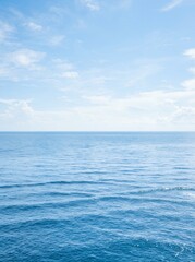 Naklejka premium Vast Ocean Horizon Under a Cloudy Blue Sky.