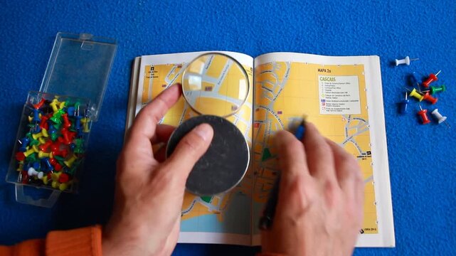 Lupa buscar en callejero lente de aumento buscando calle y ubicaci&oacute;n magnifying glass calle con direcciones y hallar mapa ruta y se&ntilde;alar con l&aacute;piz indicar localizaci&oacute;n y fondo azul blue background
