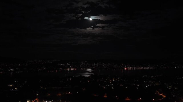 Filmischer Drohnenflug &uuml;ber das beleuchtete Z&uuml;rich