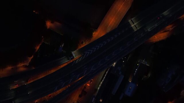 Beleuchtete Autobahn durch das n&auml;chtliche Z&uuml;rich