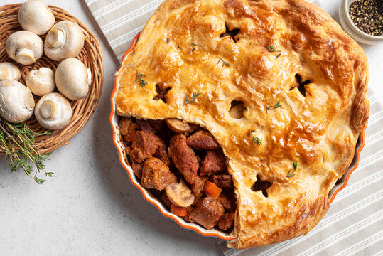 Beef steak and mushroom pie, meat pot pie