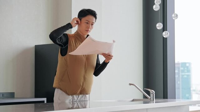 建物を点検する男性作業員