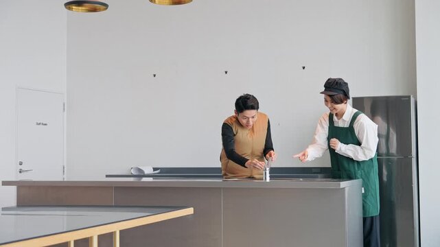 キッチンの水道を修理する男性作業員