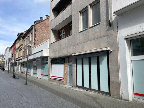 Fu&szlig;g&auml;ngerzone mit Leerstand von L&auml;den und Gesch&auml;ften nach Insolvenz und Pleite
